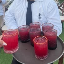 Bebidas rojas servidas por mesero