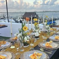 Mesa decorada junto al mar