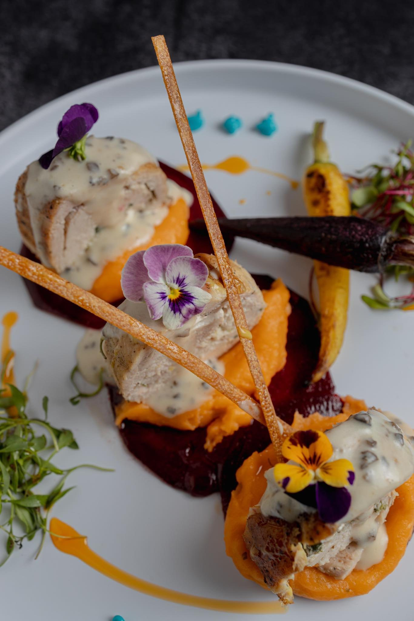 Platillo emplatado con flores comestibles